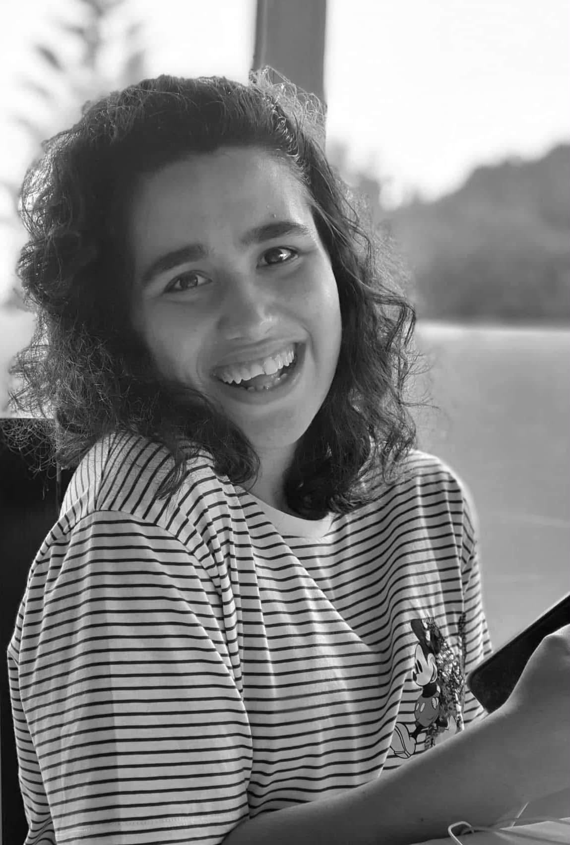 Laura, uma jovem adulta, num retrato a preto e branco a sorrir